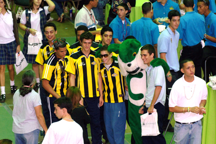 Una de las atracciones mayores del evento fue Tarzán, la mascota colegial.