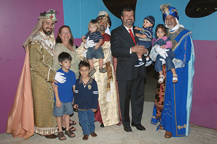 A la fiesta llegaron también Los Tres Reyes Magos, acompañados en esta imagen, de la la profesora Digna Hernández, el rector del RUM, Jorge I. Vélez Arocho y varios niños asistentes.
