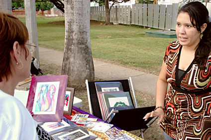 Stephanie Santos, del Departamento de Biología, fue una de las artesanas que participó en el Encendido.