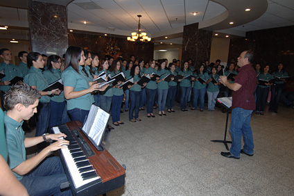 El profesor Edgar Vélez, director del departamento de Banda y Orquesta del RUM, dirigió las melodiosas voces colegiales que encendieron el espíritu navideño en el hospital.