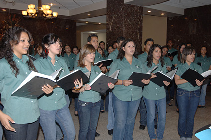 Los jóvenes colegiales interpretaron varias melodías como Siempre Navidad, La arenosa, Serenata para la tierra de uno, Trullas de Navidad, entre otras.