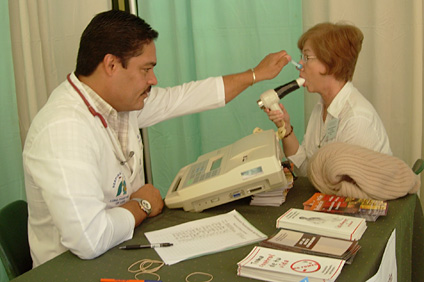 El simposio contó con exhibidores de varias organizaciones y pruebas de salud.