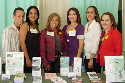 Desde la izquierda los estudiantes Norberto Muñiz y Gabriela Curbelo; Virgen S. Aponte Avellanet, directora de la Oficina de Calidad de Vidad; los colegiales Roselyn Oliveras y Evelyn Guzmán; y Jeannette Rivera Barbosa, secretaria administrativa de Calidad de Vida.