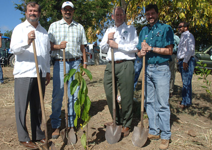 From the left hand side: UPRM chancellor, Jorge I. Vélez Arocho; the outgoing secretary of the Department of Environmental and Natural Resources, Javier Vélez Arocho; Dean of the UPRM College of Agricultural Sciences (CCA by its Spanish acronym), doctor John Fernández Van Cleve; and doctor Skip Van Bloem, of the Department of Agronomy and Soils of the CCA.