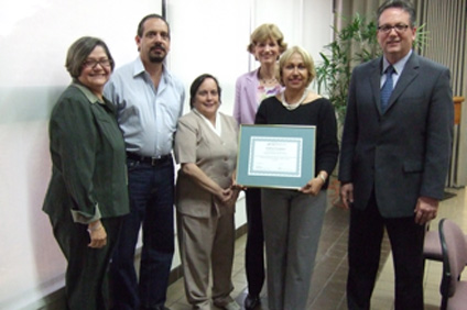 De izquierda a derecha: los bibliotecarios del RUM Jeanette Valentín y Luis Marín; la doctora Darnyd Ortiz, decana asociada de Asuntos Académicos del RUM; Mary Ellen Davis, directora ejecutiva de la ACRL; Irma N. Ramírez, directora interina de la Biblioteca General del RUM; y el presidente de la UPR, licenciado Antonio García Padilla.