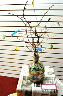 Claribel Torres paid tribute to the flower employing branches, wire, an old bottle and stained glass window pieces to recreate an organic piece.