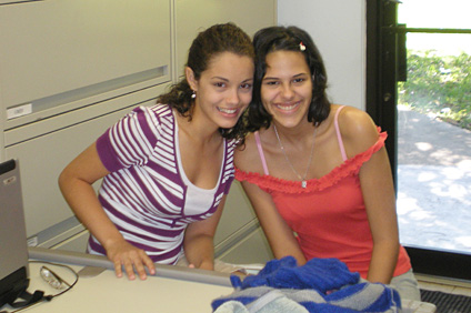 Las estudiantes Sylvia Ruiz y Clarisabeth López participan en el Programa de Voluntariado en Historia.