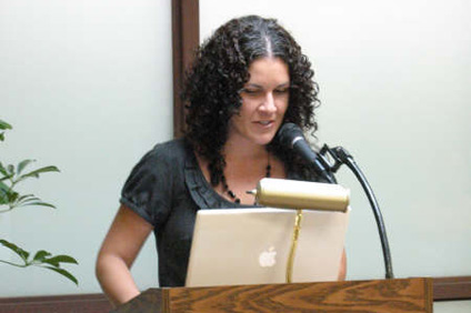La joven Elizabeth Santiago Berríos, es la editora de la Editorial Preámbulo.