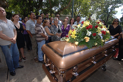 En la primera fila los familiares de don Juan.