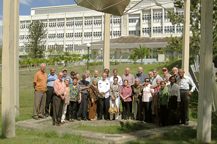 Los integrantes de la clase CAAM 50 posaron frente al Monumento Histórico 2000, escultura donada por ese grupo con motivo del cincuentenario de su graduación.