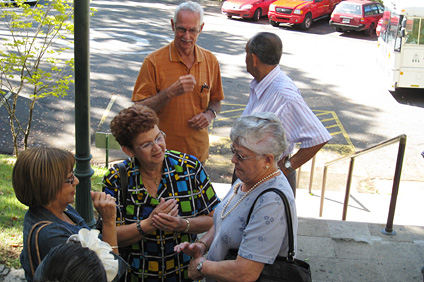 Los eternos colegiales se reunieron frente al edificio José De Diego, donde comenzaron a recordar y revivir sus historias colectivas y personales.