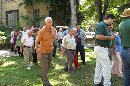 José A. Frontera Agenjo, UPRM dean of Administration, (in front) acted as guide for the alumni in the historic areas of the campus.