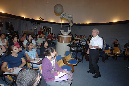 Doctor Juan González Lagoa explains to this group of students the importance of celebrating the International Year of Astronomy.