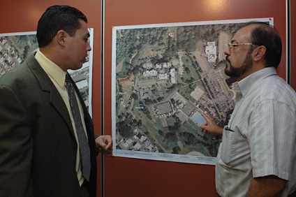 El ingeniero Wilson Ortiz y el doctor Jorge Rivera Santos observan una foto del campus con las tuberías pluviales trazadas.