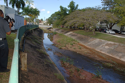 El programa incluye un plan de control de erosión y sedimentación, como la que se observa en esta imagen de la quebrada.