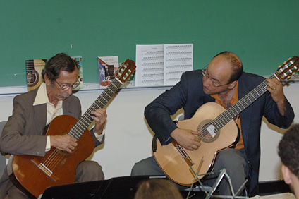 La actividad culminó con la interpretación musical de los dos guitarristas.