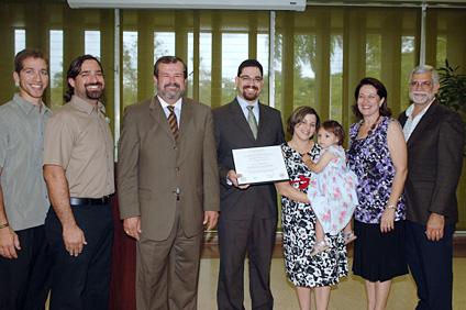 El licenciado José A. Frontera Agenjo junto a sus familiares y el rector del RUM, Jorge Iván Vélez Arocho.