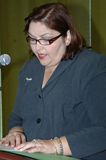 La profesora Cándida Gónzalez, decana asociada de Administración leyó la semblanza de Frontera Agenjo.