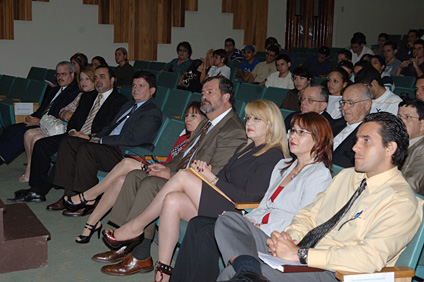 The UPRM community, administrative judges, and officials from the judicial branch all attended the conference.In the center, from the left, judge Laureana Pérez Pérez, UPRM chancellor Jorge I. Vélez Arocho, and judge Sonia Ivette Vélez.