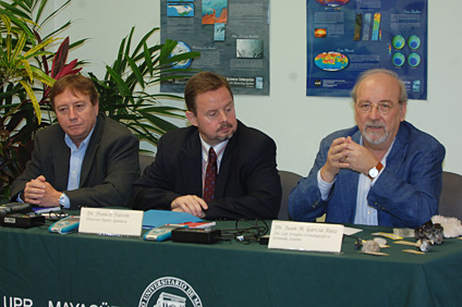 Los detalles de la competencia de cristalografía se anunciaron en una conferencia de prensa. En el orden acostumbrado: los doctores Juan López Garriga, Francis W. Patrón y Juan M. García- Ruiz.