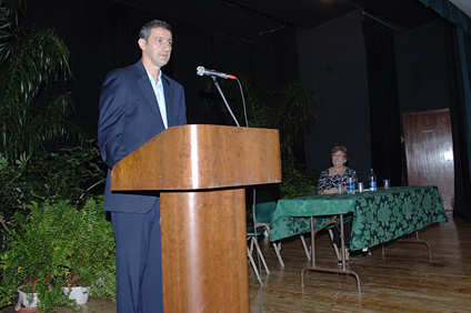 El doctor Francisco García Moreno, de Estudios Hispánicos, tuvo a su cargo la presentación. Lo observa la doctora Luz Nereida Pérez.