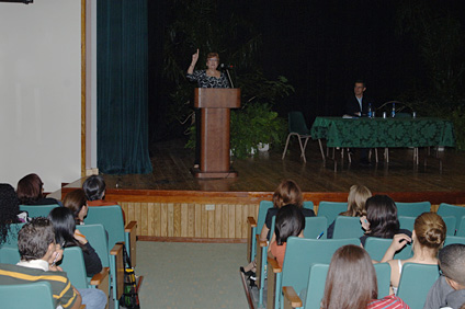 La educadora logró arrancar la risa del público reunido en el Anfiteatro Figueroa Chapel.