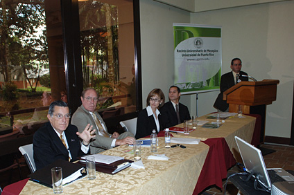 From the left Luis M. García Passalcqua, Jaime Plá, Clarisa Jiménez, Richard Torres and José Vega. The round table discussion was chaired by doctor José I. Vega.