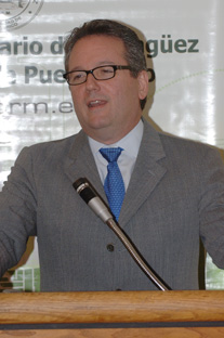 El licenciado Antonio García Padilla, presidente de la UPR, destacó la relevancia del foro para explorar formas creativas en el área de servicios.
