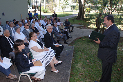 El rector del RUM, doctor Jorge Iván Vélez Arocho se dirige a los asistentes de la ceremonia.