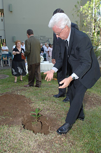 Judge Ángel Hermida plants a white oak in memory of his mother, professor Hermida.