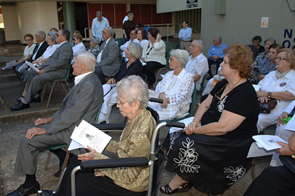 Members of the Association of Retired Professors of UPRM, the Catholic Daughters of America, and the Association of Civic Women of Mayagüez were present at the ceremony.