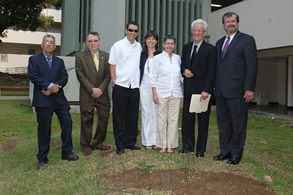 In front of the newly planted tree, from the left: Adrián Nelson Ramírez, doctor Manuel Rogríguez Perazza, Edsel Ramírez, Tere Hermida, Evelyn Espada de Hermida, Judge Ángel Hermida and chancellor Jorge I. Vélez Arocho.