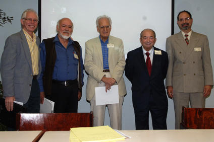 Renowned personalities attended the conference. From the left: archaeologist Juan Ortiz Aguiló, and doctors Jalil Sued Badillo, from the Social Sciences Department at UPR Río Piedras Campus; Robert L. Carneiro, from the American Museum of Natural History in New York; Edward Kurjack, from Western Illinois University; and Juan C. Martínez Cruzado, from the Biology Department at UPRM.