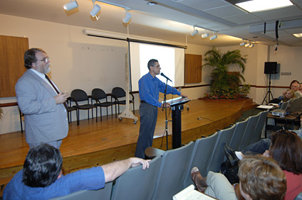 El doctor Jorge Ferrer, coordinador del proyecto GERESE, dio la bienvenida a la actividad. Observa, a la izquierda, el doctor Paul B. Thompson.