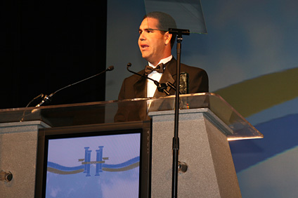 El ingeniero José Eduardo Sánchez Torres durante su mensaje de aceptación del reconocimiento otorgado por la Hispanic Engineer National Achievement Awards Corporation.