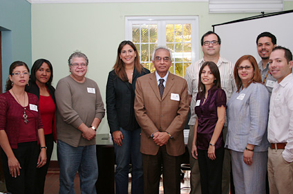 El doctor Ram. S. Lamba, rector del Recinto de Cayey de la UPR, (al centro) convocó a los representantes de las universidades del País para formar parte de la agencia noticiosa. Lo acompañan en la foto, funcionarios de la Comisión para la Prevención de la Violencia.