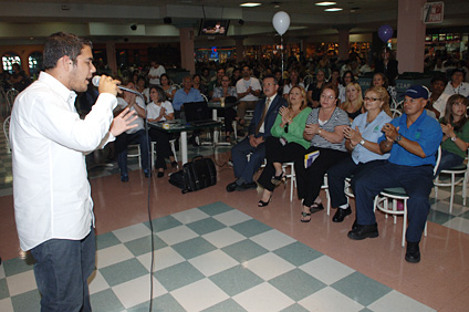 Víctor Balaguer, accompanied by the audience, interpreted the melody, Hopeful Color.