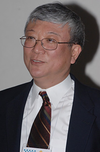 El doctor Isao Noda fue el conferencista principal del simposio de química.