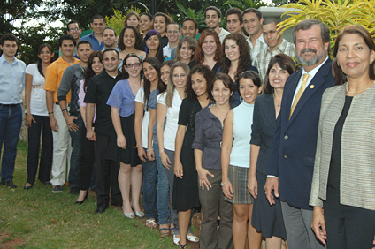 Los participantes de los programas MARC y Sloan del RUM, fueron premiados durante la octava Convención Anual de la ABRCMS. Junto a los estudiantes, los doctores Chaparro, Vélez Arocho y Ramírez.
