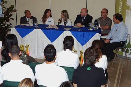 Students presented their creations accompanied by (from left to right) doctor Ramón Vásquez, professor Hiram González, professor Ismael Pagán Trinidad and doctor Roberto Vargas, representative of the UPRM Chancellor.