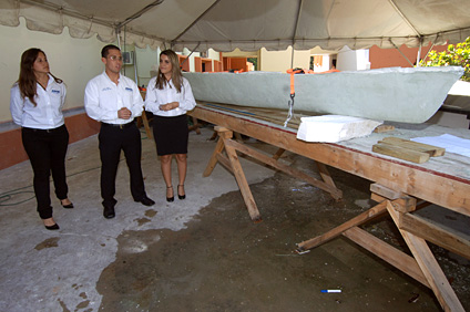 Ángel Alicea, al centro, capitán del equipo de la canoa, junto a Nannette Jover y Andrea Pecunia, secretaria y presidenta del capítulo colegial de ASCE, respectivamente.