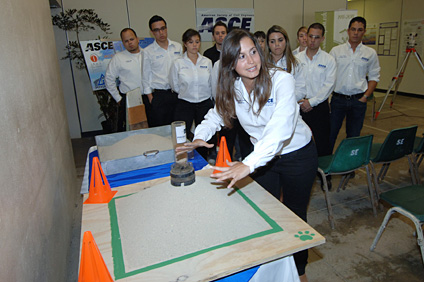 Nannette Jover hace una demostración sobre geotecnia, categoría que los jóvenes colegiales han ganado por los últimos dos años.