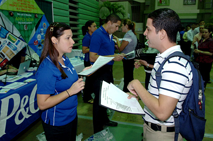 La primera Feria de empleo de Primavera, organizada por el Departamento de Colocaciones, estuvo dirigida a los alumnos de todas las facultades.