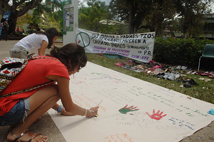 Los participantes escribieron sus mensajes en un tablón de expresión. Al fondo, se observan los zapatos utilizados de manera simbólica para representar las vidas perdidas.