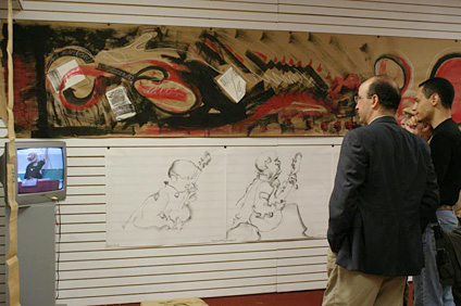 El estudiante Andrés Arias, al centro, observa el video que creó junto a los artistas José Antonio López y Antonio Martorell.