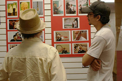 Martorell observa una secuencia de fotografías, que también formaron parte de la muestra artística.