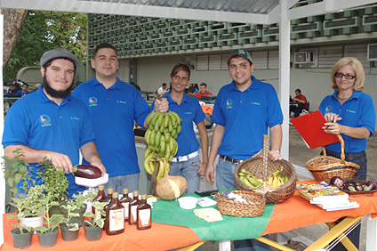 From the left: Lucas Noble, Roberto Sánchez, Tatiana Rodríguez, François Giuliani Castillo and professor Flor Delgado Philippi.