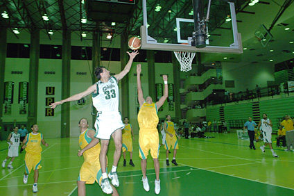Los equipos colegiales obtuvieron sendas victorias el jueves en el baloncesto LAI.