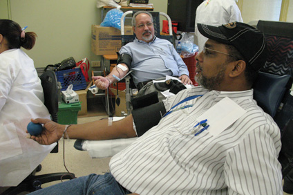 Los empleados del RUM, también dijeron presente para donar sangre. En primer plano, José “Pepe” García de la Oficina de Exalumnos y en la parte posterior el doctor Antonio González Quevedo, director de la Oficina de Planificación.