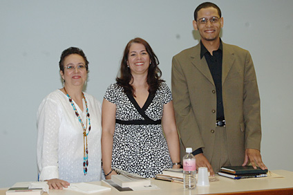 Doctors Maribel Acosta and Jacqueline Girón spoke on the merits of the Ferré’s work. They are accompanied by student Martín Soto, who acted as master of ceremonies.